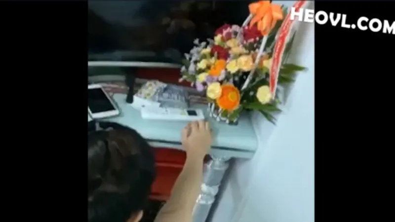 Không chịu đi tắm vì nứng lồn quá cần quan hệ luôn !