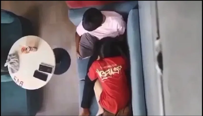 Quay lén eny bú mút cho em người yêu nơi công cộng
