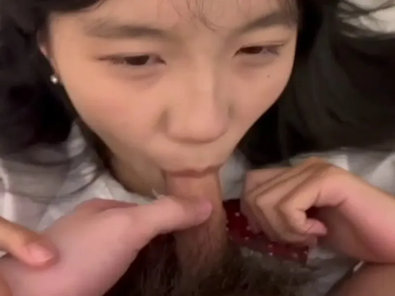 Em loli dễ thương liếm cò biến em thành con em đào dam dang p2
